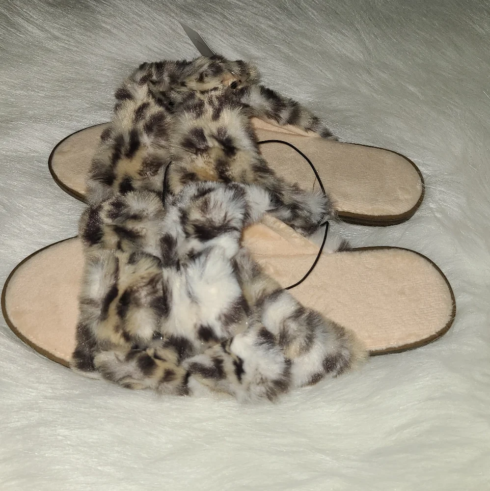 LOFT Faux Fur Buckle Slippers | Small - Picture 3 of 7